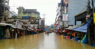 Bangladeşte Yağan Yağmur Taşkına Döndü