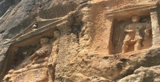 (Özel) 2 Bin 400 Yıl Önce Yapılan Adam Kayalar Görenleri Büyülüyor