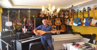 İnegöllü Müzisyen 16 Enstrüman Çalabiliyor