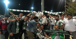 Konyaspor Taraftarı Fenerbahçe Maçı Sonrası Tribünlerdeki Çöpleri Topladı