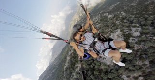 Paraşütten İndi, Yeri Öptü