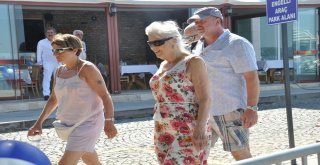Gemiden İnen Turistler Alışverişe Koştu