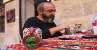 Atık Cam Ve Taşları Sanat Eserine Dönüştürüyor