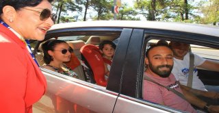 Sürücüye Kırmızı Karanfil, Çocuklara Kırmızı Düdük