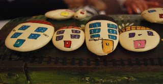 Dört Duvar Arasına Sıkışan Hayatlardan Taşların Renkli Dünyasına