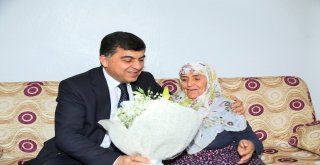 Her Gün Yaşlı Ve Yetimleri Ziyaret Ediyor
