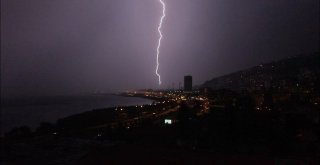 Giresunda Şimşekler Gökyüzünü Aydınlattı