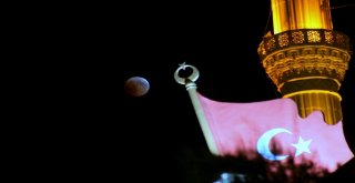 Kanlı Ay Tutulmasına Cami Ve Türk Bayrağı Manzarası Çok Yakıştı