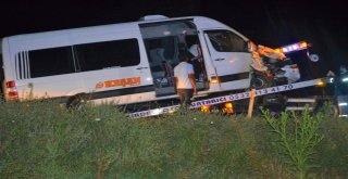 Yolcu Minibüsü İle Kepçe Çarpıştı: 3 Yaralı