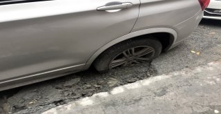 (Özel) Beyoğlunda Yol Çöktü, Cip İçerisine Saplandı