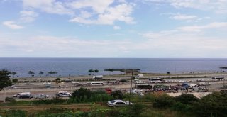 Trabzonda Kamyondan Kayan Direk Halk Otobüsünün İçine Girdi: 2 Ölü, 8 Yaralı