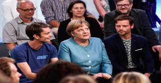 Merkel, Almanların Ab Konusundaki Endişelerini Ve Beklentilerini Dinledi