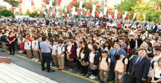 Şehit Ömer Halisdemirin Yeğenleri İlk Gün Okula Makam Arabasıyla Gitti