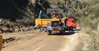 Giresunda Heyelan Sonrası Kapanan Yolda Temizleme Çalışmaları Devam Ediyor