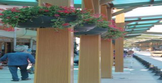 Tarihi Uzun Çarşıda Çiçekler Açtı