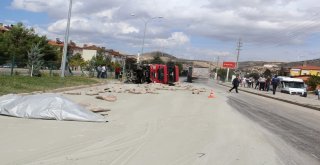 Afyonkarahisarda Çimento Yüklü Tır Devrildi