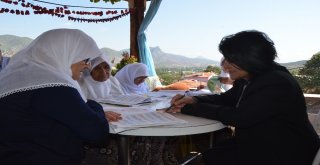 Balkonu Sınıfa Çeviren 80Lik Ninelerin Okuma Azmi