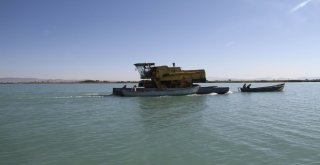 Adadaki Hasat Sonrası Biçerdöverin Göldeki Yolculuğu