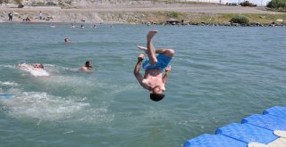 (Özel) Karsta Sıcaktan Bunalanlar Çıldır Gölünde Serinliyor