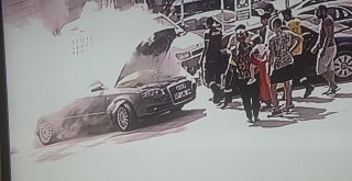 Bir Anda Motorundan Duman Çıkan Otomobili Akaryakıt İstasyonu Görevlileri Söndürdü