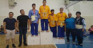 Yunusemreli Kuşak Güreşçileri Çanakkalede Madalyaları Topladı