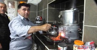 Bu Kahvehane De Çaylar Odun Ateşinde Demleniyor