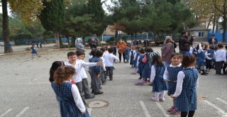 Dedeler Ve Nineler Torunlarıyla Okul Bahçesinde Oyun Oynadı