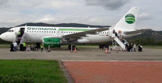Tekerleği Toprağa Saplanan Uçağın Yolcuları Almanyaya Gönderildi