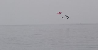 Fethiyede Yamaç Paraşütü Pilotu Denize İndi