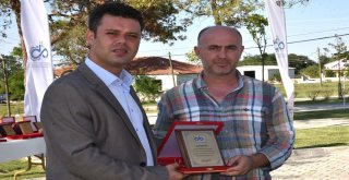 Başkan Sarıkurttan Sarılar Mahallesine Teşekkür Plaketi