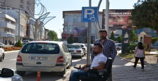 Dernek Önüne Park Eden Sürücüler Engellileri İsyan Ettirdi