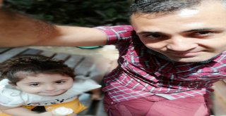 Kızı Azranın Fotoğrafını Öpüp Eşyalarını Koklayarak Hasret Gideriyor