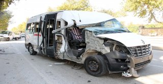 Yalovada Yolcu Minibüsü Kamyonetle Çarpıştı: 8 Yaralı