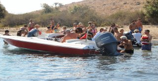 Bodruma 1 Mil Uzaklıktaki Adaya Yüzerek Ulaşıp, Dev Türk Bayrağı Açtılar