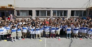 İzmirde Okullara Spor Malzemesi Yardımı Yeni Eğitim Yılında Da Sürüyor