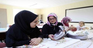 Kadın Kursiyerler Çeyiz Siparişlerine Yetişmekte Zorlanıyor