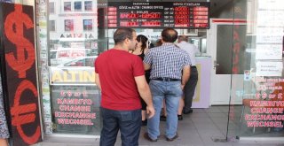 Vatandaş, Döviz Bozdurmak İçin Kuyruk Oldu