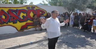 Siyasi Yazı Bulunan Duvarlara Gençler Çiçek Açtırdı