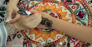 (Özel) Hint Dizilerinden Görüp Kına Tasarımı Yapmaya Başladı