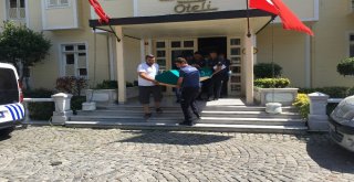 Fatihte Bir Otel Odasında Başından Silahla Vurulmuş Bir Erkek Cesedi Bulundu