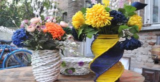 Gazete Kağıtlarından İlginç Ürünler Yapıyor