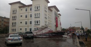 Adıyamanda Şiddetli Fırtına Çatıları Uçurdu