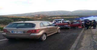 Manisada İki Otomobil Kafa Kafaya Çarpıştı: 8 Yaralı