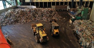 İstanbulun Bir Yıllık Çöpüyle 250 Tesla Arabası Alınabiliyor