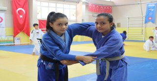 Emanet Judogiyle Maça Çıkıp Önce Türkiye Ardından Balkan Şampiyonu Oldular