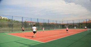 Genç Durakta Ücretsiz Tenis Dersleri