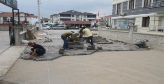 Akyazıda Parke Örülmesi İşlemleri Devam Ediyor