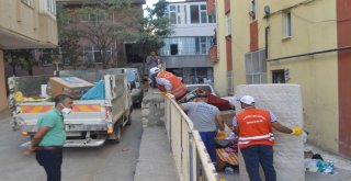 Evden 3 Kamyon Çöp Çıktı, Zabıta Türk Bayrağını Öpüp Başına Koydu