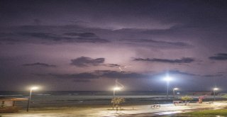 Şimşekler Gökyüzünü Böyle Aydınlattı