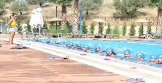 Aydınlı Çocuklar Büyükşehir Belediyesinin Kursları İle Hem Serinliyor Hem De Yüzmeyi Öğreniyor